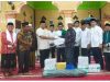 Bupati Dharmasraya Serahkan Bantuan Uang 14 Juta, Alquran, Tikar Sholat Kepada Masjid Besar Jami’ Nagari Sitiung