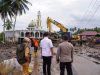 Bupati Dharmasraya Serahkan Bantuan untuk Warga Korban Banjir Bandang dan Galodo