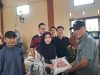 Hj Dewi Handajani Menyalurkan Bantuan Sembako Dan Tali Asih Kepada Warga Yang Terdampak Banjir