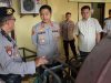 Kapolres Ogan Ilir AKBP Bagus Suryo Wibowo.S.I. K. mengecek Peralatan Pemadam Kebakaran Lahan