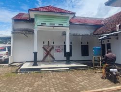 Warga-Desa-Padaluyu-Kecamatan-Cikadu-Kabupaten-Cianjur-menyegel-kantor-desa-2-scaled-e1735570487938-750x523~2